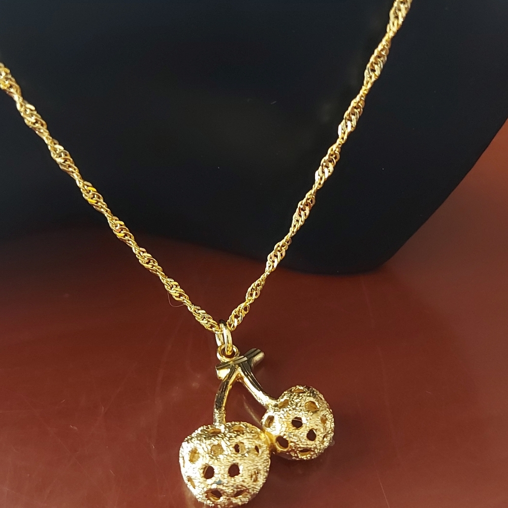 Beautiful gold tone necklace